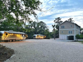 Large Home and 2 Airstream Glampers & Spa Midway to Tybee Beach & Downtown Savannah with Fast WiFi and More!